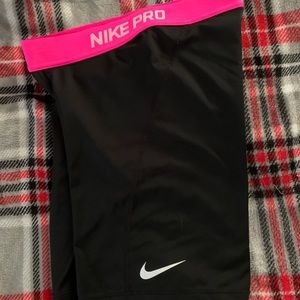 black and pink nike pro, small